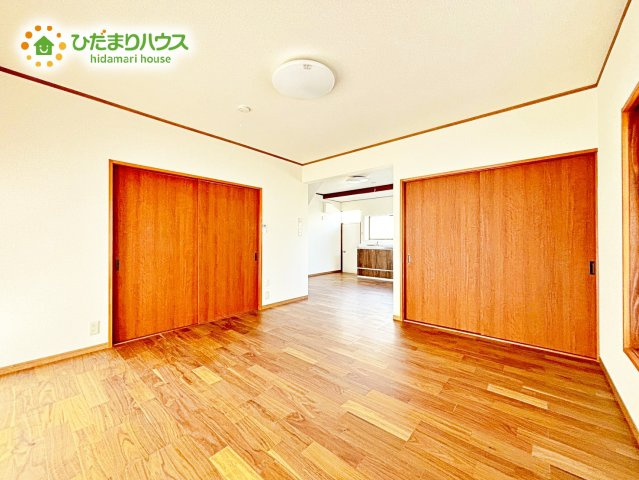 大きな窓が心地よい、リビング。家全体を見渡せるので、自然と家族の会話も弾みそう。