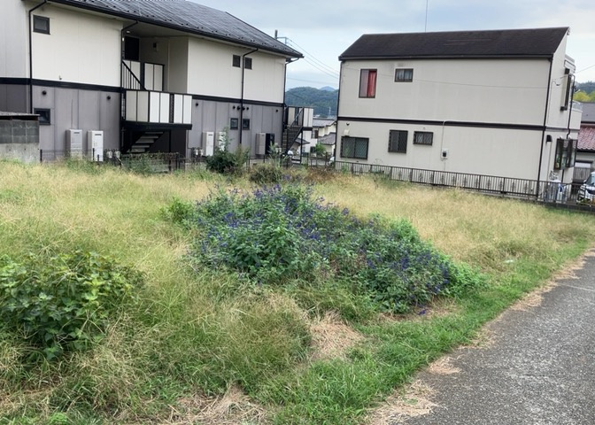 土地の面積＝住宅面積ではありません。建ぺい率の問題などで、土地のある場所によって住宅を建てられる面積は限られています。高さもしかり、「土地」という言葉の中には、建築条件も含まれると考えておきましょう。