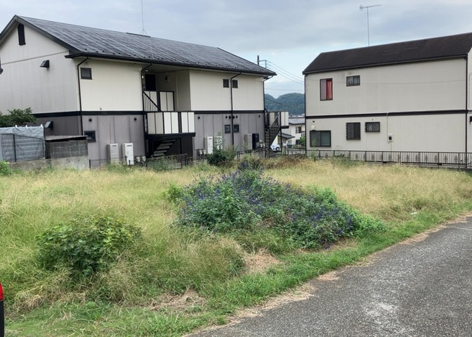 家を建てる場合、方位は要チェックです。現実的に日当たりのよい家ならばリビングは南側、建築基準法でも北側に当たる家への配慮は求められています。土地を見学に行く際は、方位磁針を持って行くようにしましょう。