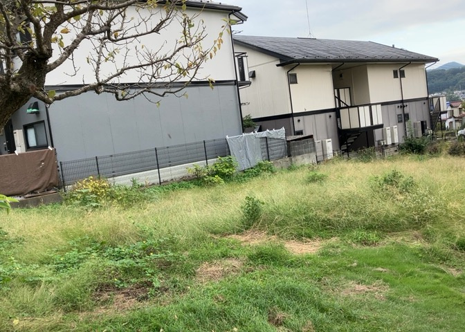 土地の前の道路に消火栓が設置されていることがあります。この場合、道路交通法第45条第1項により、駐車禁止の場所が指定されています。そのため、車庫などの駐車スペースをつくることができない場合があります。