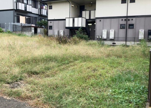 現地に行くなら、物件の周囲の地形がどうなっているかを見ることも大切です。周辺より低くなっている土地では、大雨などで水が集まりやすいため、地盤が弱くなっているということも考えられるため、注意が必要です。