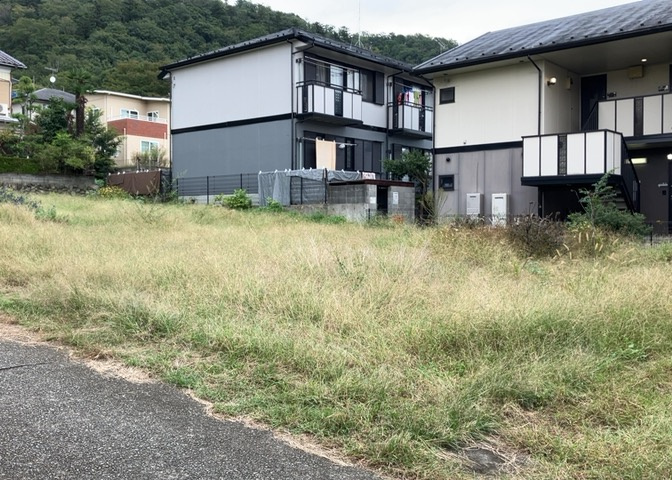 土地購入を検討されている場合、境界杭がない状態で購入してしまうと境界確定測量をする必要があり、費用がかかります。購入の前に、売主、隣土地所有者立ち合いのもと境界を確定し境界杭を設置するのがベストです。