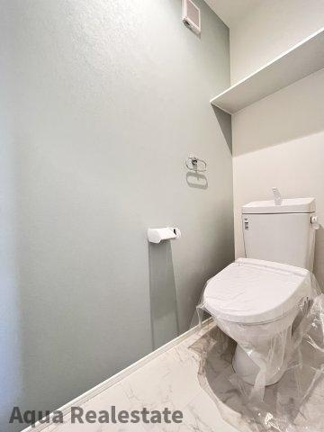 シャワー洗浄機能付きのトイレは、清潔感が印象的な空間ですね。