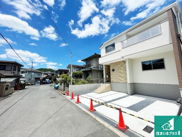 周辺は閑静な住宅街！前面道路広々で車の出し入れも便利です。駐車が苦手な方でも安心して車庫入れできます！