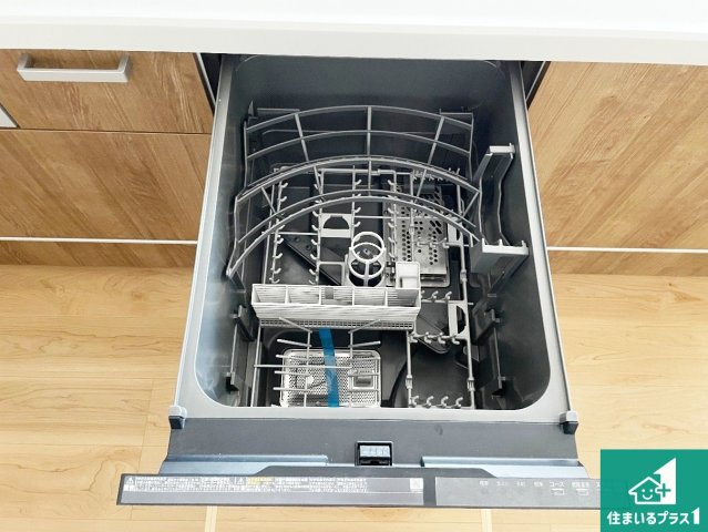 食事後の一仕事、食器洗いをボタン一つでお任せできちゃいます！場所を取らないビルトイン式なので、お料理スペースもしっかり確保！