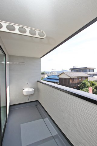 バルコニーは3方が壁に面した上に屋根も付いて、多少の雨でも安心。ベランダシンク付きで、お掃除も楽々！【プラン例】建物価格1780万円、建物面積93.59？