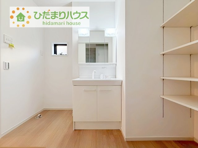 三面鏡の大きな鏡は憧れます(^^♪　鏡の後ろは収納となっていて、細かいものでも収納できるのでスッキリと整理できます！