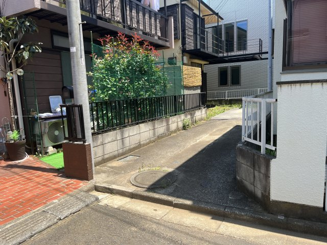 入口部分の写真になります。お車の出入れは、多少練習が必要になると思いますが、車種によっては2台のお車の駐車も可能です。
