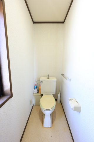 小窓があり換気がスムーズに行える、シンプルな内装のトイレ