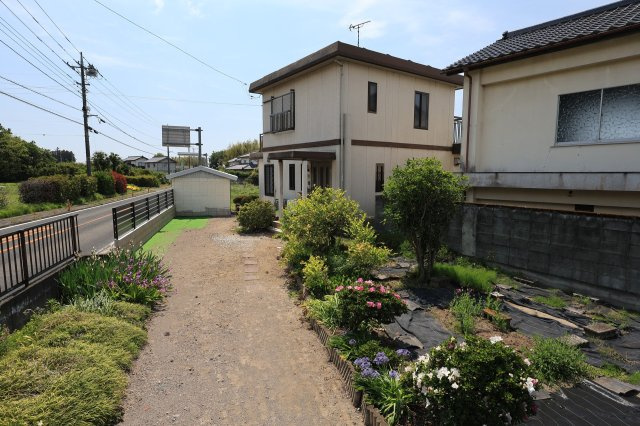 敷地内には庭木や草花が植えられたスペースがございます。