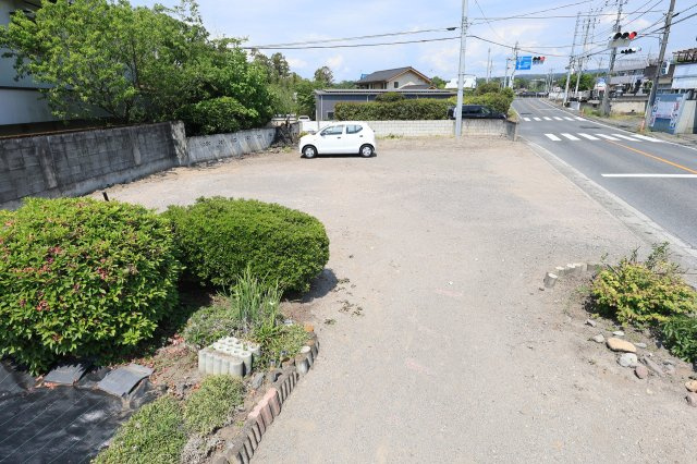 前面道路に面した平坦なスペースは複数台の駐車が可能です