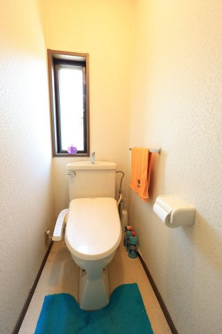 温水洗浄便座付きの洋式トイレで、小窓から換気が可能です。