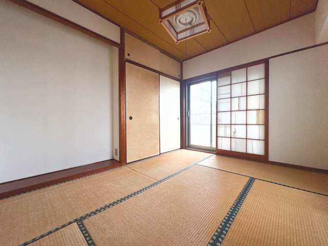 ◆室内はいつも明るい印象なので気持ちの良い朝を迎えられます。各部屋にはクローゼットを完備しており、収納が多いお家はすっきりして快適空間です。