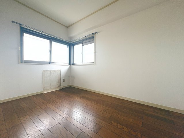 ◆二面採光で、陽差しを長時間受ける事が出来る暖かい室内です。もちろんペアガラスなので、遮音性にも優れ、結露も発生しにくい構造。サッシ周りのカビが発生しにくくなります。