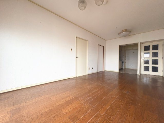◆一家だんらんのスペースとなるＬＤＫ。窓から明るい光が差し込み、思わず家族の会話も弾む快適な空間。