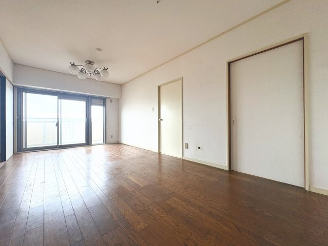 ◆ご家族の会話がはずむ、開放的なＬＤＫです。休日はお陽さまの光をたっぷりととりこめるぽかぽかリビングで過ごしませんか？