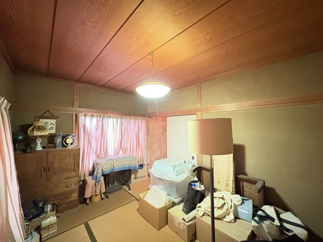 落ち着いた色合いの天井と畳が調和した和室。窓からはやわらかな光が入り、日中は自然光で明るく過ごせます。収納家具の配置もしやすい広さがあり、寝室や趣味の部屋、納戸的な使い方まで幅広く対応可能。