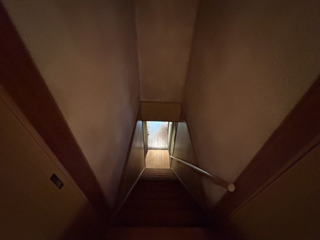 手すり付きの階段で、昇り降りの動作をしっかりサポート。直線的で見通しが良く、落ち着いた照明が足元をやさしく照らします。上下階の移動がしやすく、日常生活の動線として安心感のある設計。