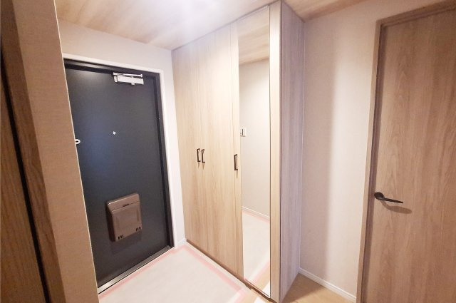 玄関：新調した姿見付きの下駄箱付き。靴の収納やお出かけ前の身だしなみチェックに便利。
