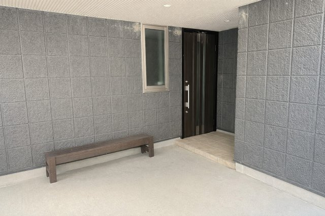 玄関前は広々とした屋根付きスペースで、小さなお子様やご高齢の方の出入りも安心。雨の日の車からの移動も快適です。自転車やベビーカーも置ける余裕があり、ファミリー層に嬉しい安心の設計となっています。