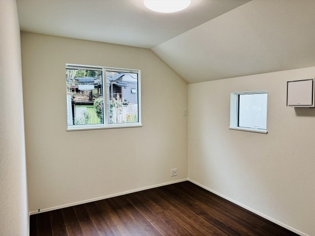 ～2階6.0帖の洋室　2面採光で明るく風通しの良いお部屋です～
