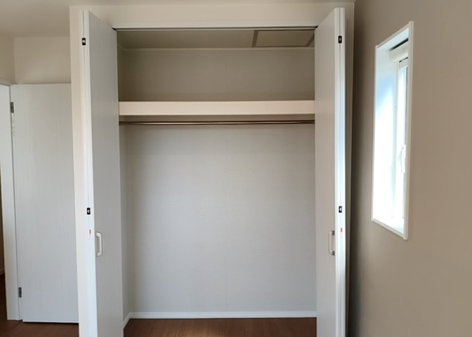 デザイン性を重視しすぎて収納が少なかった！なんてことにならないため、事前に現地で収納の数を確認しておくことをお勧めします。クローゼット以外にも床下収納や屋根裏収納、パントリーなどもチェックしましょう。
