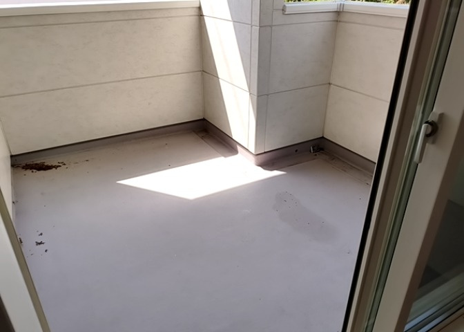 バルコニーは、室外の専用スペースのうち、「屋根がなく開放された空間」であるものを指します。ベランダより広いタイプのものが多く、日当たりもよいため家庭菜園などを楽しみたい人にとって適した環境となります。