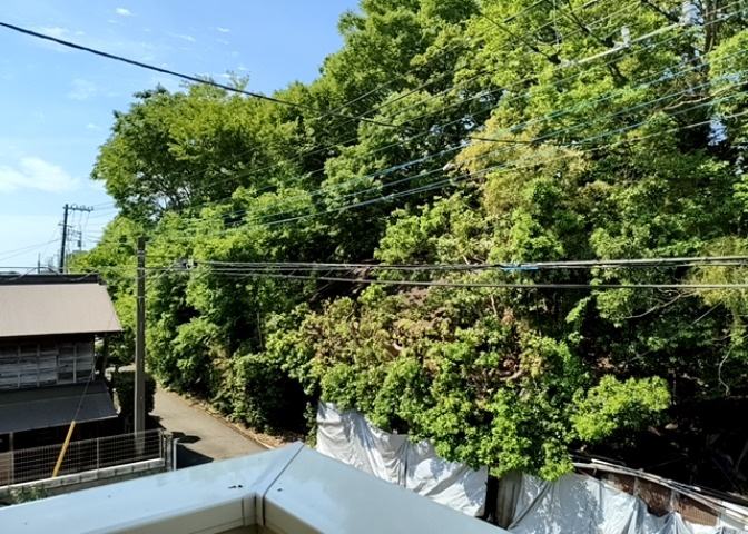 眺望を気にして物件を探す場合、前面に建物が建っていないか現地で確認しましょう！前面に建物があると景色はもちろん、日当たりや風通しにも影響が出てきます。住んだ時のことを想像しながら現地見学をしましょう。