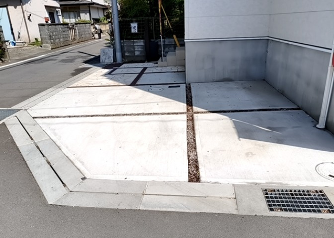 駐車場と明記されていても、最小スペースでつくられた駐車場だと大型車は駐車できなかったり、出入りしにくくなったりする可能性があります。お車のサイズと購入したい物件の駐車場のサイズを現地で確認しましょう。