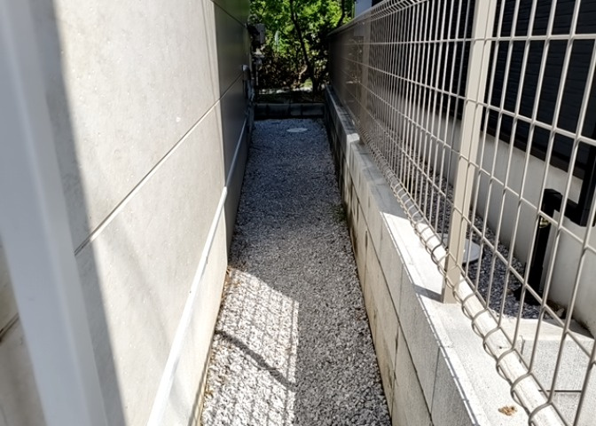 庭があることでガーデニングや家庭菜園はもちろん、こどもの遊び場やペットを放して遊ぶことができます。また、家の周囲に余裕があるということです。隣地との間があれば、十分な日当たりと、風通しが確保できます。