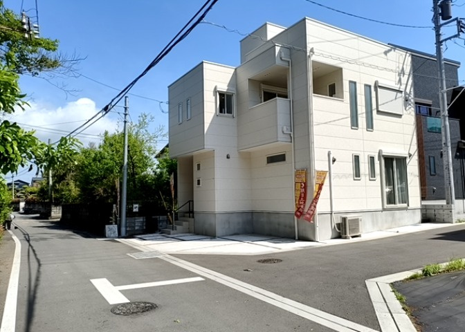 住宅用の土地では前面道路に2m以上接していなければならないと法律で定められています。しかし、お持ちの車のサイズやライフスタイルなどにより、2mでは利便が悪い場合もございますので、事前に確認しましょう。