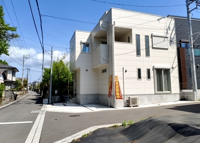 お持ちの車種によっては前面道路が広い方が便利でしょう。しかし、前面道路が広ければその分交通量が多くなるため、騒音などが気になる場合があります。実際に現地を見学し、周辺交通量や騒音などを確認しましょう！