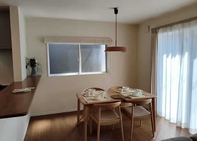 直線タイプはLとDKを一直線に並べた形で対面キッチンのタイプです。一般的なのでよく見かけるかもしれません。直線タイプに似た直接アイランドタイプは、キッチンとダイニングの間に壁がない分広く感じられます。