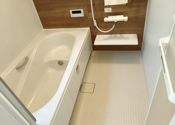 入浴時の快適さも大事なことですが、綺麗な状態を維持できなければ気持ちよく入浴できません。毎日の掃除が楽という点は大事なポイントになります！カビが生えにくく掃除がしやすい、壁や浴槽を選ぶといいでしょう。