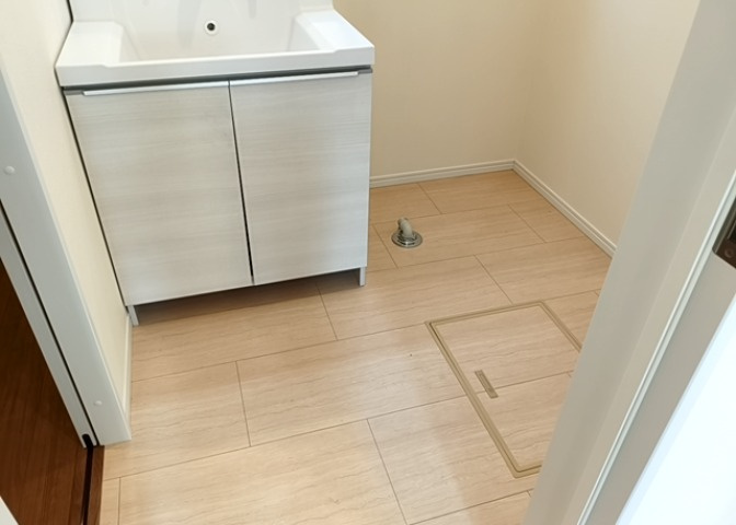 多くの戸建て住宅で見かける洗面脱衣所は、洗面台と洗濯機が2畳ほどのスペースに並べられていて、洗面所が脱衣所を兼ね備えている間取りが一般的です。お客様が利用することもある、パブリックな空間でもあります。