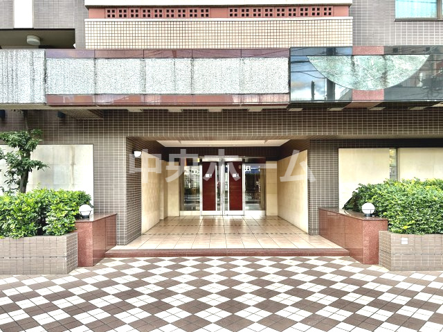 【エントランス】マンションのエントランスは、その物件の印象を決める、顔とも言える場所です。毎日通る場所ですからきれいなのが一番です。エントランス内はオートロックですので暮らしの安全も確保されています。