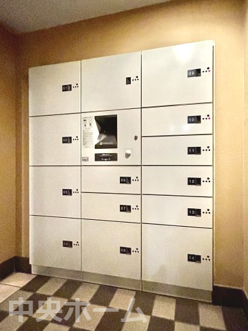 【宅配ボックス】在宅時・不在時に関わらず、居住者の代わりに非対面で宅配物を受け取ってくれる便利な設備です。わかりやすくご説明致しますので見学時にはお部屋だけではなく共用部分もぜひチェックしてください。