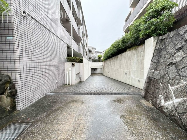 駐車場アプローチ