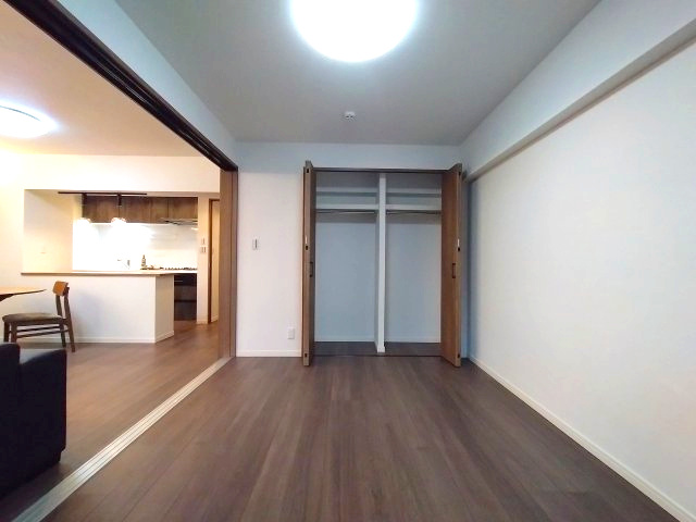 全居室の中で唯一バルコニーに面しており採光面も◎　日当たりも良く自然な光を取り込みプライベートな空間もリラックスして過ごせます。　