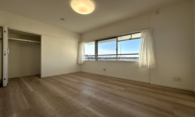 このお家で一番広い5.5帖の主寝室は居心地・眺望良好です。