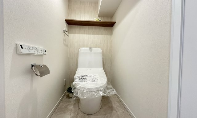 温水洗浄便座のトイレ設備です♪トイレ上部にはあると便利な棚を設置♪