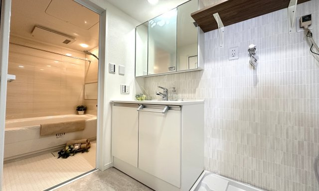 使いやすい3面鏡♪シャワー付水栓で洗面台でのシャンプーや毎日の掃除にも便利な設備ですね♪