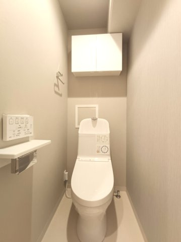 【トイレ】　洗浄機能付きトイレ。上部には収納付で、トイレットペーパー等、買い置きもしやすそうです。