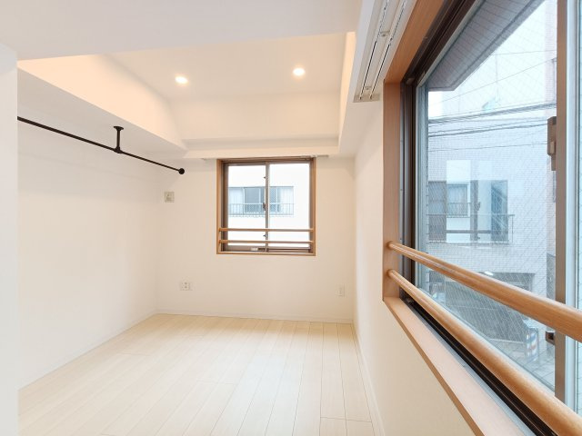 【洋室約6.3帖】　ゆったりサイズの洋室は、主寝室にいかがでしょうか？