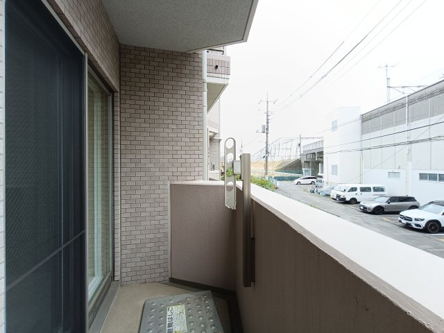 【バルコニー】　南向きのバルコニー。お天気のいい日はお外で洗濯物を干していただけます。