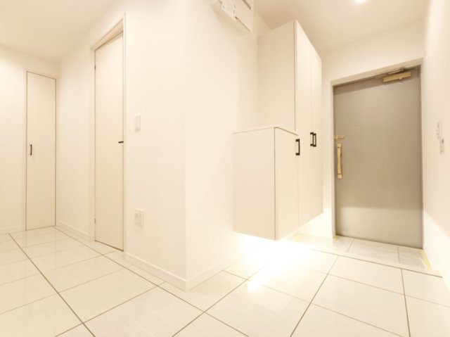 【玄関】　白でまとめられた清潔感のある玄関。住戸の顔として、いつでも整えておきたい空間に嬉しい大容量の収納がございます。