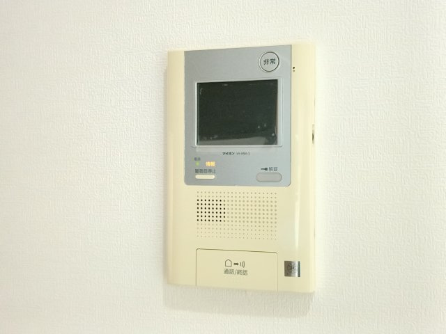 【TVモニター付きインターフォン】　訪問者の顔を見ることができるので、安心してドアを開けられます。