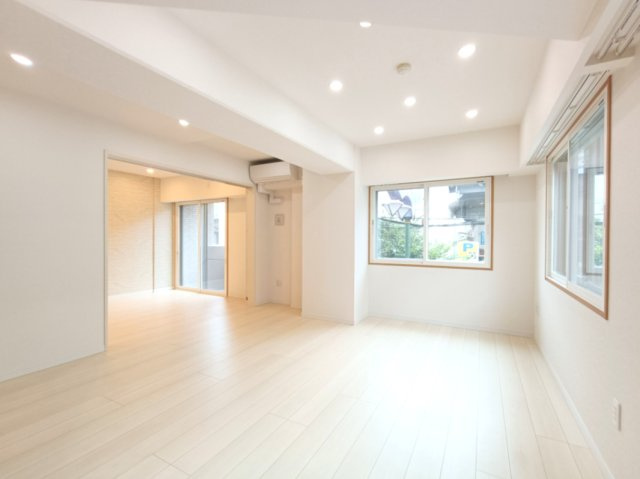 【LDK約16.8帖】　リビングに隣接する洋室の建具は引込み戸を採用。用途に合わせて空間をフレキシブルに活用できます。