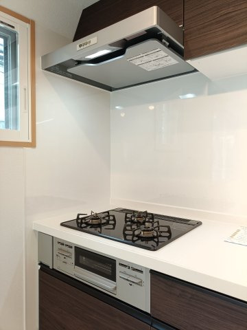【3口コンロ】　3口コンロ、グリル付きでお料理のレパートリーも増えそうです。