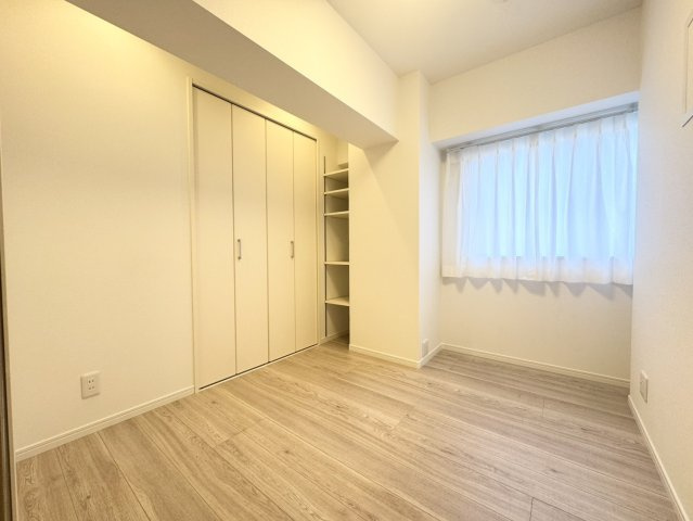 【洋室4.0帖】約4.0帖の洋室は、寝室や書斎、趣味のお部屋など多目的に活用できる空間です。クローゼットも備わっており、衣類や日用品をすっきり収納可能！ライフスタイルに合わせてお使いいただけます。